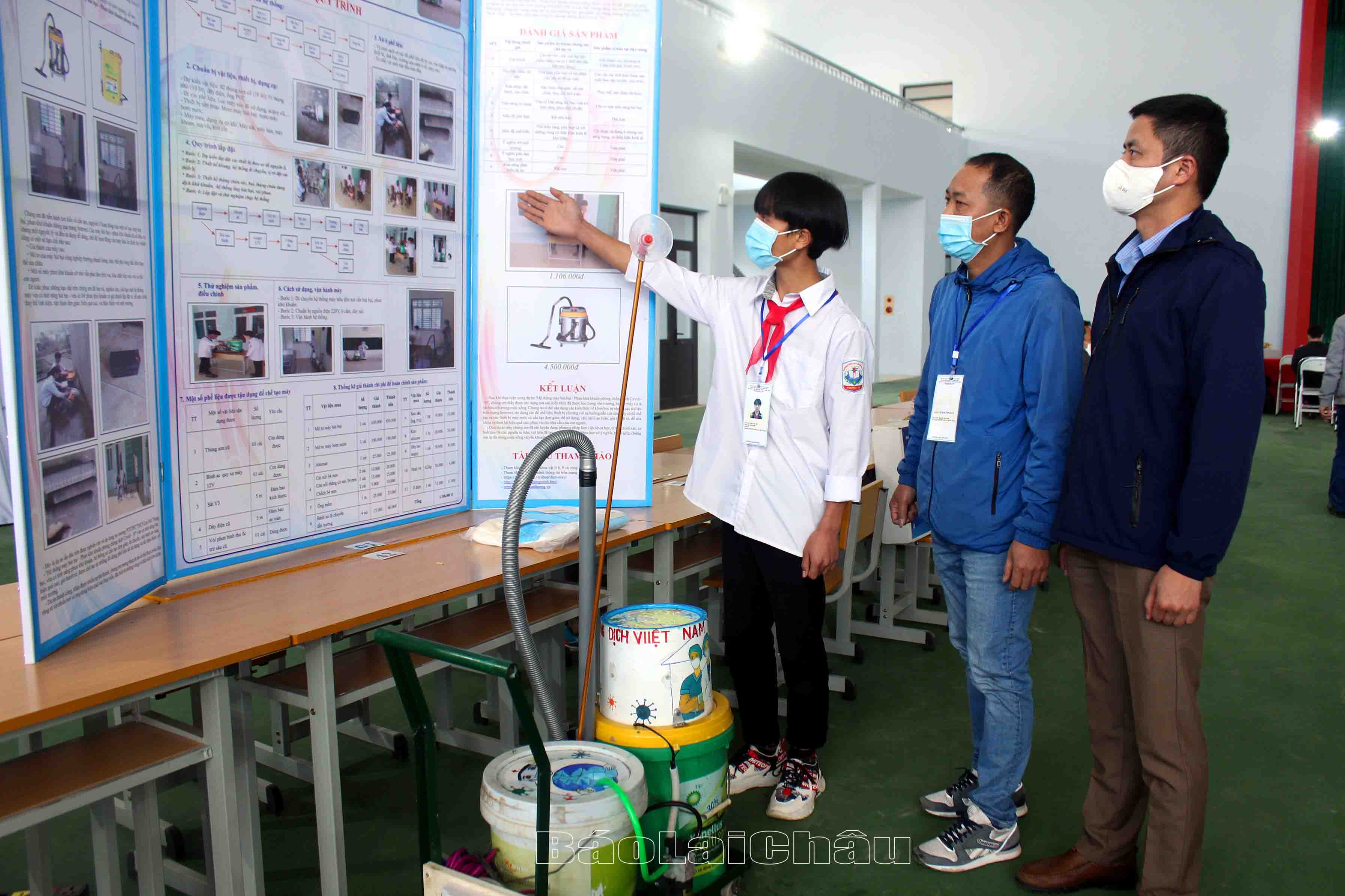 Học sinh Trường Phổ thông Dân tộc Bán trú THCS Lản Nhì Thàng (huyện Phong Thổ) thuyết trình về dự án Nghiên cứu Hệ thống máy hút bụi - phun khử khuẩn phòng, chống Covid-19 thuộc lĩnh vực: Kỹ thuật cơ khí.